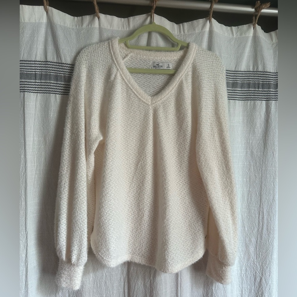 Hollister cream v-neck eyelash sweater